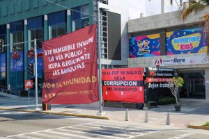 Guerra de lonas Ayuntamiento-empresaria morenista