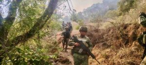 Cierran vecinos de 16 comunidades de Chilapa la carretera a Hueycantenango; exigen seguridad