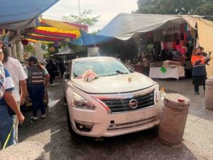 Embiste automovilista a gente en el Zócalo de Chilpancingo