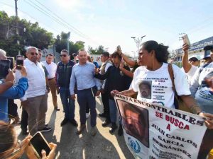 Buscadoras bloquean seis horas la autopista en Chilpancingo; logran reunirse con el fiscal