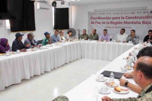 Les ofrecen “paz duradera” y desplazados desconfían