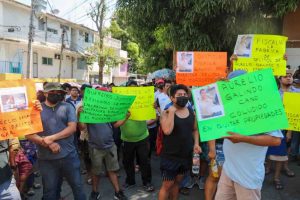 Protestan comerciantes del Mercado Central en la Fiscalía por una detención
