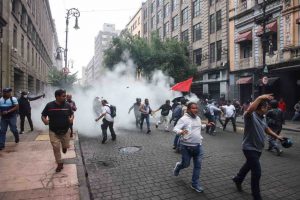 Chocan policías de Cdmx y maestros de la CNTE que intentaban instalar un plantón en el Zócalo
