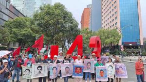 Ofrece Sheinbaum reunión a padres de los 43 y cancela
