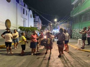 Protestan vecinos de La Guinea y Los Tepetates en oficinas de la CFE por constantes apagones