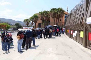 Segunda manifestación de normalistas en la capital; exigen computadoras, uniformes y materiales