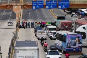 Comerciantes bloquean el bulevar Vicente Guerrero