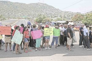Bloquean vendedores y choferes de rutas alimentadoras el bulevar Vicente Guerrero
