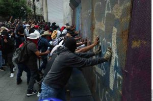 Policías de Cdmx frenan a maestros de la CNTE que intentaron entrar por la fuerza al Zócalo