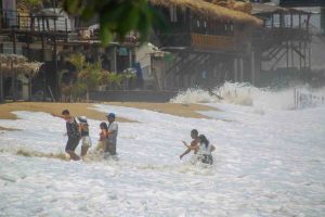 Daña el mar de fondo una docena de ramadas y restaurantes en playa Bonfil