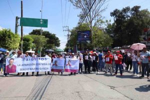 Cierran avenidas en Chilpancingo familia y amigos del universitario desaparecido