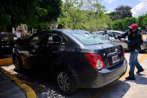 Cetegistas irrumpen en el Congreso local y destrozan vehículos en el estacionamiento