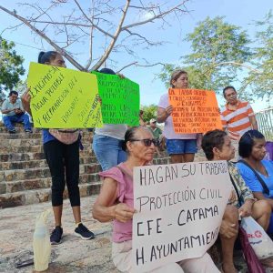 Protestan en el Ayuntamiento maestros y vecinos por separado; exigen una cancha y agua