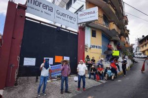 Se suma el Sutcobach a la protesta de la CETEG en Chilpancingo y cierran calles