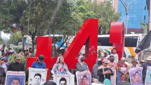 Retiene la policía de la Cdmx cinco horas a padres de los 43 a su llegada a la capital