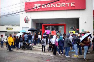 Toman cetegistas sucursales bancarias en Chilpancingo y marchan en la región Norte