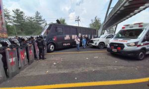 Impiden policías la entrada de padres, normalistas y activistas a la Cdmx; iban al estadio Azteca