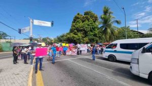 Mantienen maestros marchas y el cierre de carreteras, bancos y tiendas en 14 municipios