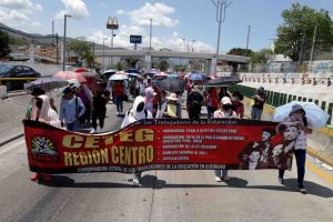 Siguen las protestas cetegistas con marchas y el cierre de calles; ya hay clases en Tierra Caliente