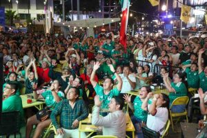 Baile y lacrimógenos en la celebración del triunfo del Tri
