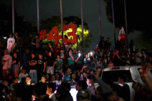 Celebran en el monumento a Las Banderas en Chilpancingo el triunfo de la selección