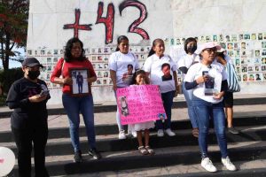 Leen cartas para padres desaparecidos en Chilpancingo para exigir a la FGE que investigue