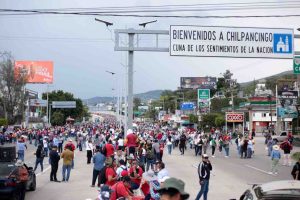 Bloquean cetegistas la autopista durante las negociaciones con Evelyn, la SEP y la SEG