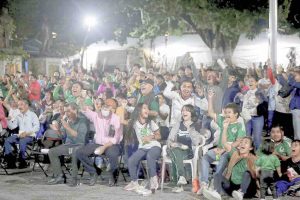 Celebran cientos el triunfo de la selección