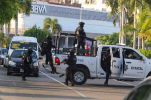 Atacan un camión urbano en el Malecón; quedan cuatro heridos y hay un detenido
