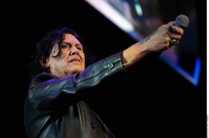 Caifanes se solidariza con colectivos de desaparecidos y les cedió el micrófono en el Auditorio Nacional