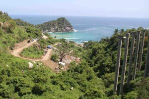 Talan área verde y privatizan playa en Acapulco