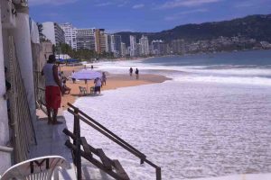 Por el mar de fondo dejan de trabajar en playas prestadores de servicios turísticos