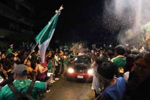 Desbordan los aficionados los filtros policiacos al monumento a Las Banderas