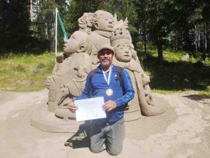 Gana el guerrerense Calixto Molina el bicampeonato en el Abierto Europeo de Escultura en Arena de Finlandia