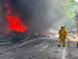 Se incendia pipa con 60 mil litros de gasolina