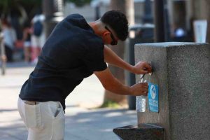 Reportan decesos e intensas tormentas por la ola de calor que azota a EU y España