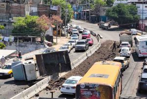 Se vuelca un camión con escombro cerca de Las Cruces
