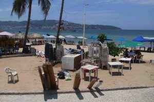 Retiran mobiliario sobrante de las playas de Acapulco