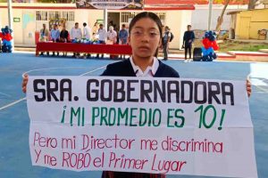Protesta alumna de primaria en la clausura de cursos