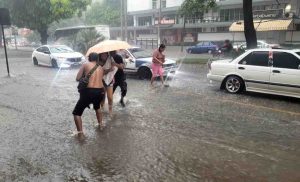 Se inunda la Costera por la lluvia en Acapulco