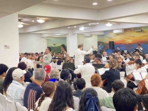 Ofrece la OFA su último concierto de temporada ante cientos de asistentes con el tenor Marco Mondragón