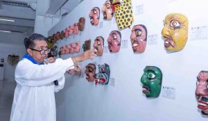 Inauguran la exposición de máscaras Rostros forjadores de la tradición, de Gelacio Gatica