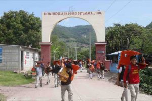 Niñas y niños indígenas de Tlapa siguen sin su nueva escuela, pese a amparo que ganaron