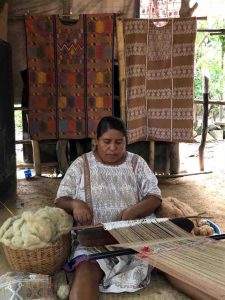 “Cuando tejo no estoy sola en el telar, conmigo están mis abuelas y toda la historia de mi pueblo”: Porfiria Gómez
