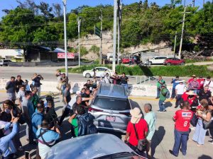 Chocan manifestantes del Sutcobach y vacacionistas