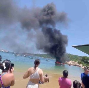 Se incendia una lancha en la playa Caletilla