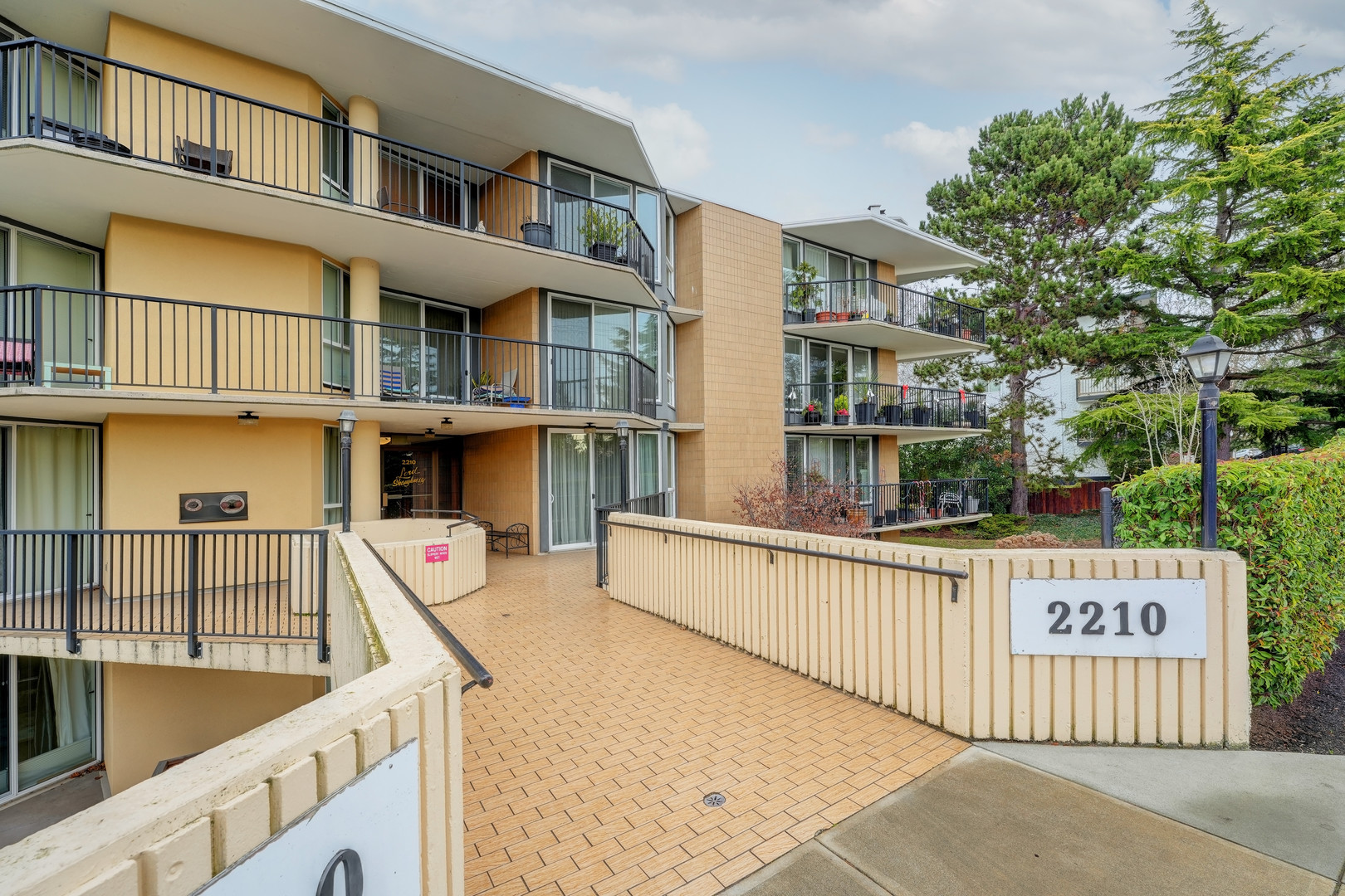 Uplist 2022210 Cadboro Bay Rd