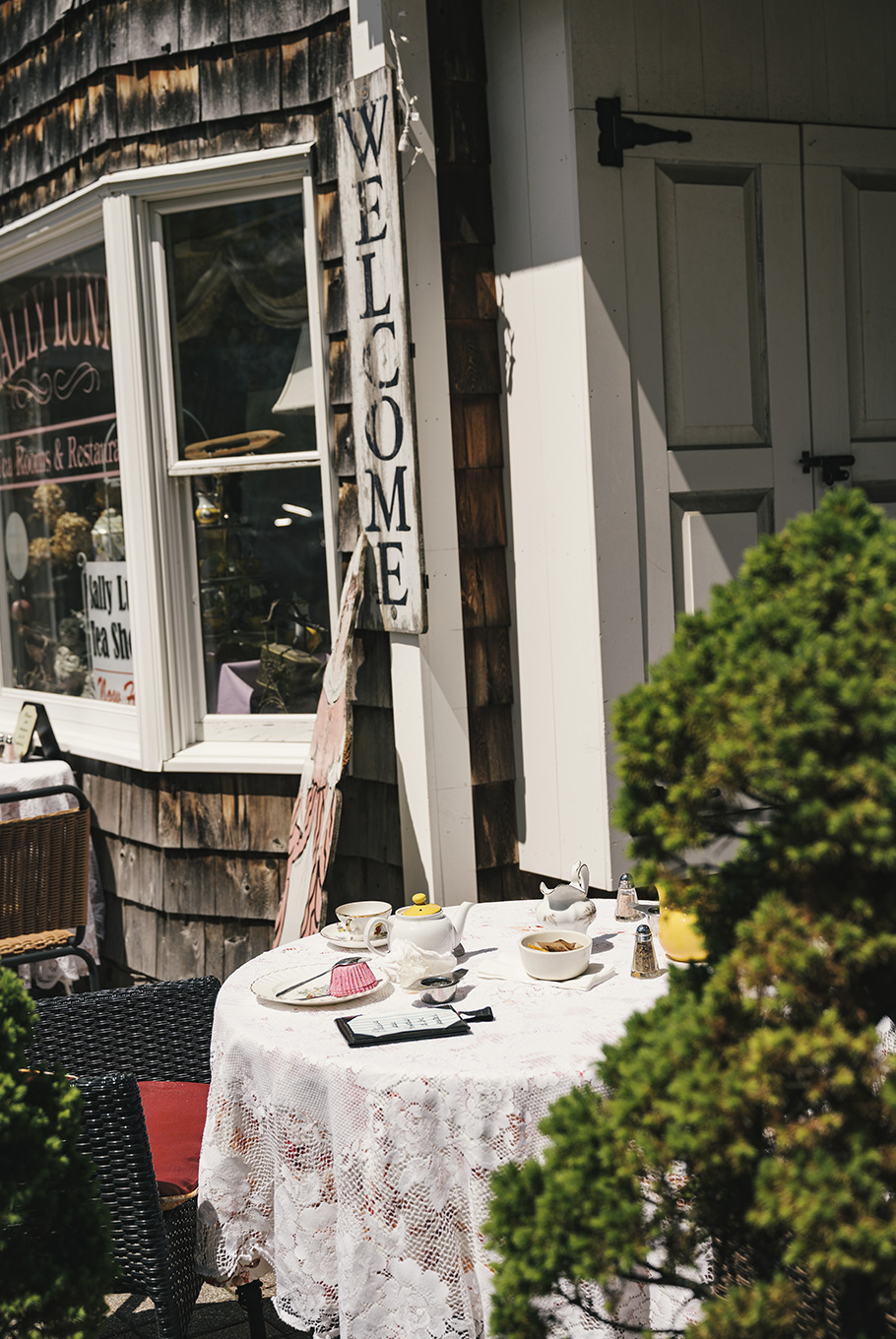 Outdoor dining at Pendry Natirar