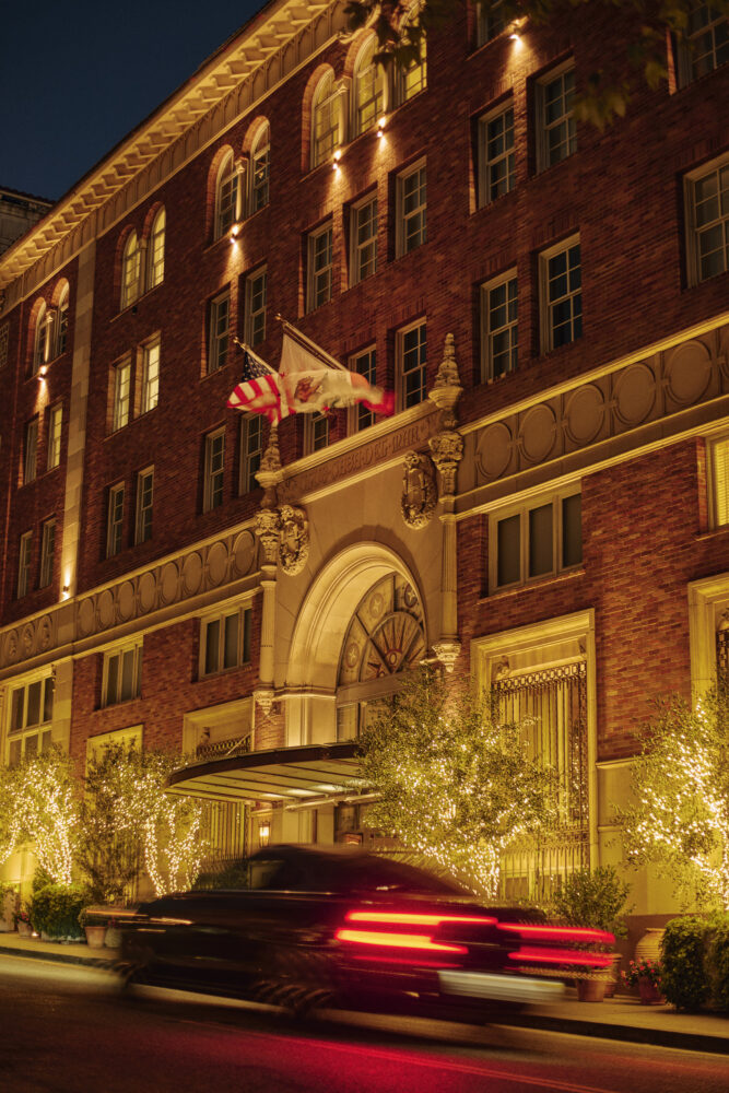 Car arriving to Hotel Casa del Mar