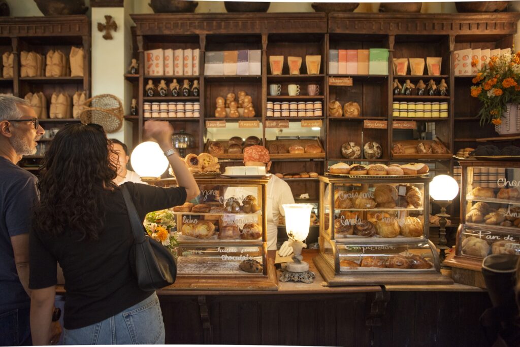 A woman ordering from a bakery near Pendry Residences Mexico City.